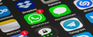 Pantalla de móvil con mensajes en Whatsapp