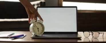 Clock In And Out: The Right Way To Track Employee Hours